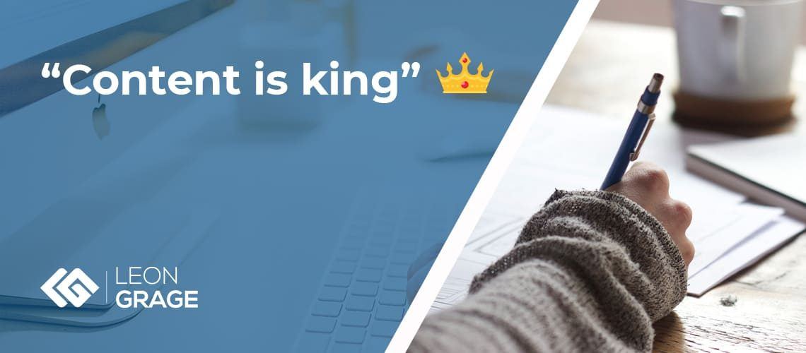 Beitragsbild „Content is king“: Person macht sich mit einem Stift Notizen am Schreibtisch