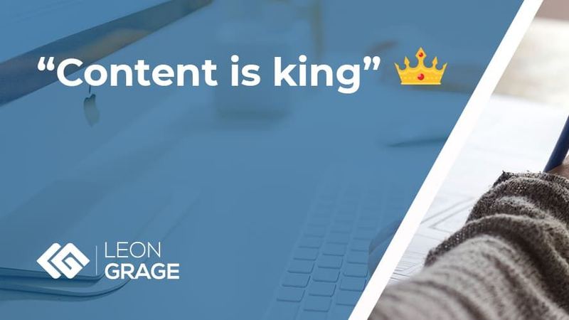 Beitragsbild „Content is king“: Person macht sich mit einem Stift Notizen am Schreibtisch